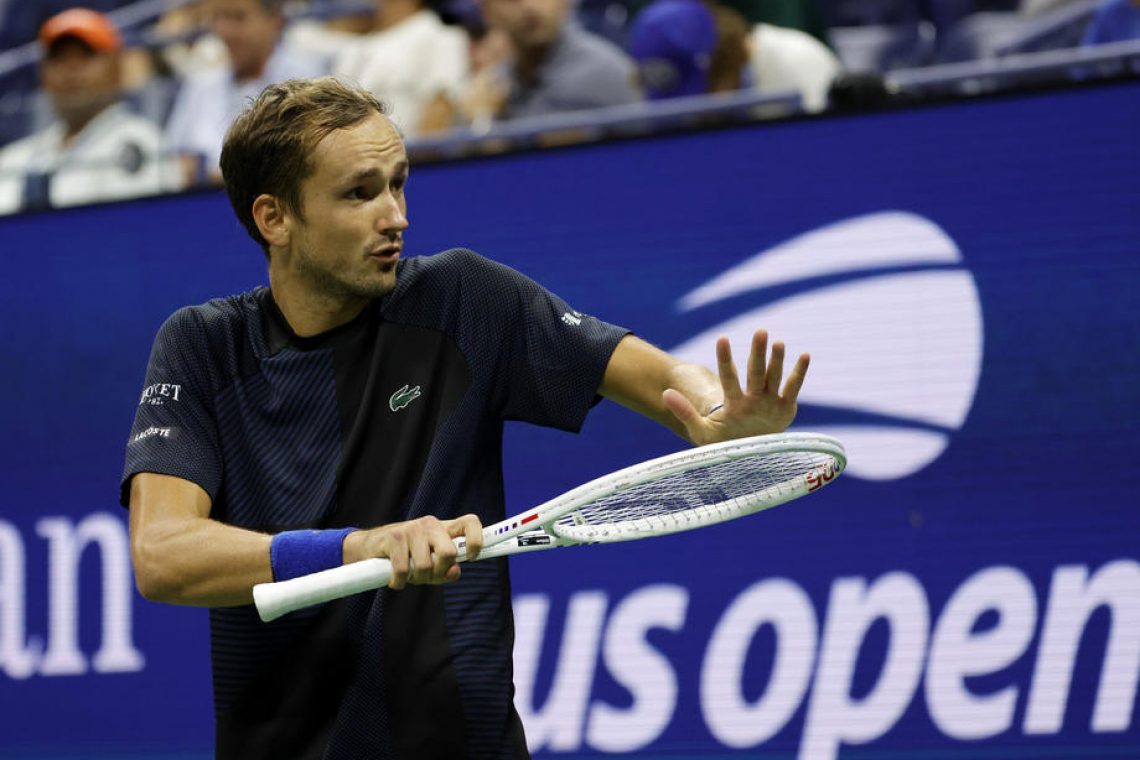 Medvedjev zanesljivo v 3. krog, Serena Williams izločila drugo nosilko