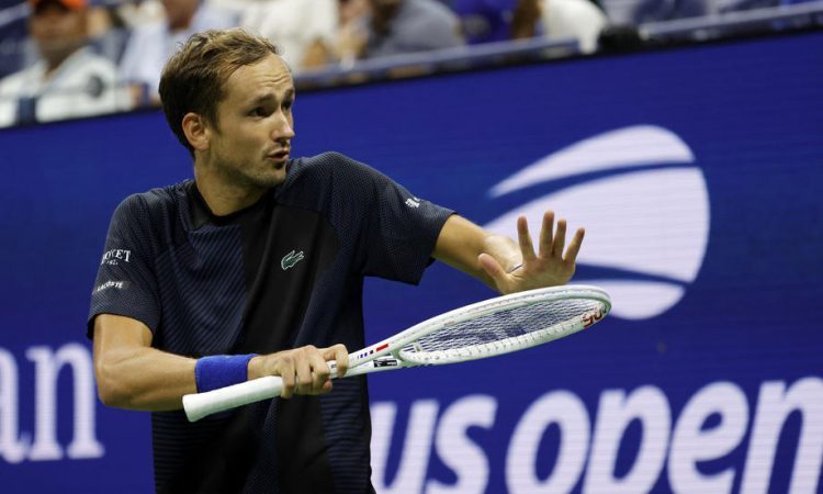 Medvedjev zanesljivo v 3. krog, Serena Williams izločila drugo nosilko