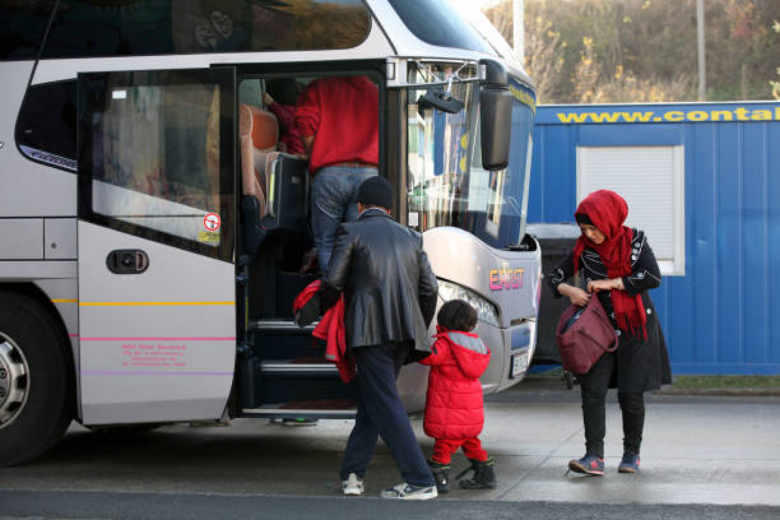 V dveh avtodomih prevažali skupno 46 tujcev, ki so nezakonito vstopili v državo