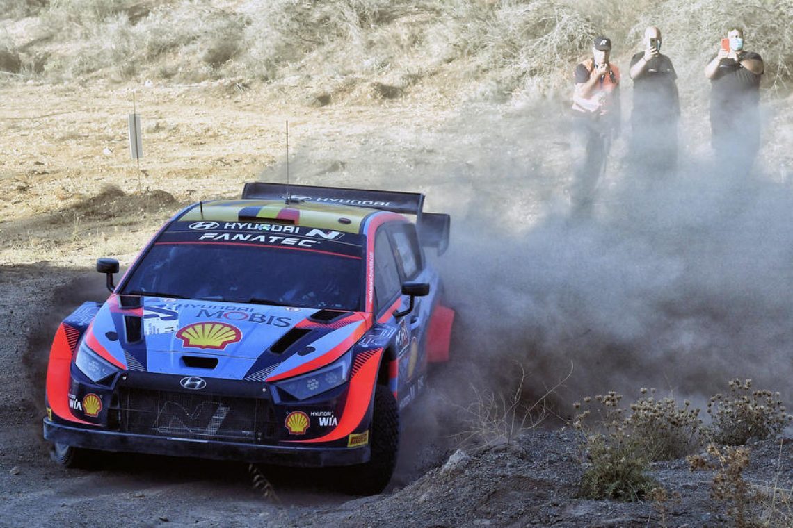 Neuville v vodstvu na reliju Akropolis