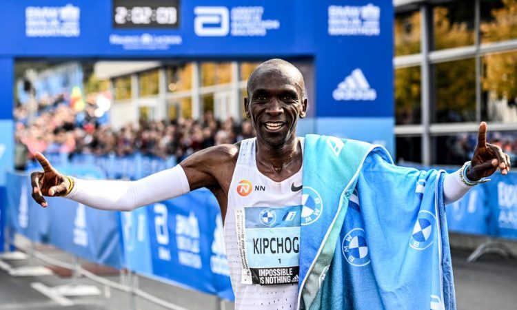 Kipchoge v Berlinu še enkrat izboljšal svetovni rekord v maratonu