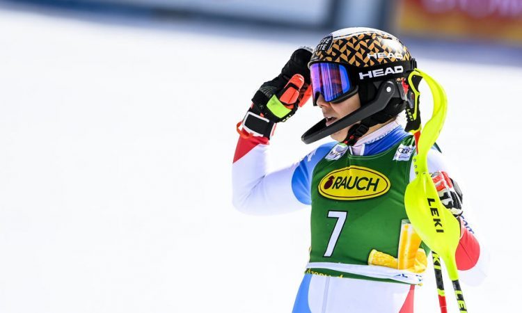 Wendy Holdener z alpskimi smučmi preko skakalnice v Einsiedelnu