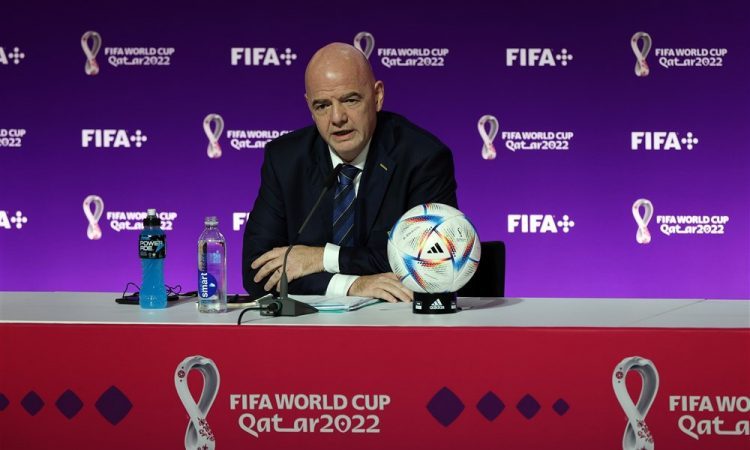 Infantino v vlogi sodnika na tekmi med zvezdniki in delavci