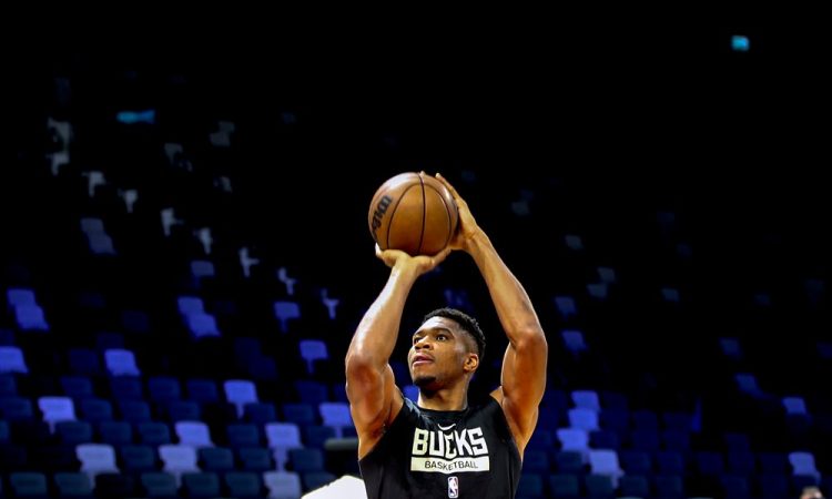Chicago doma klonil proti Milwaukeeju, poškodba Antetokounmpa