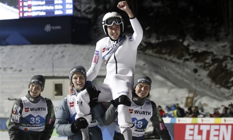 Slovenski skakalci za konec še do zlate kolajne na ekipni tekmi 