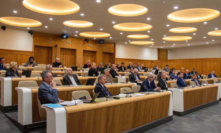 Državni svet na izredni seji o vetu na novelo zakona o tujcih