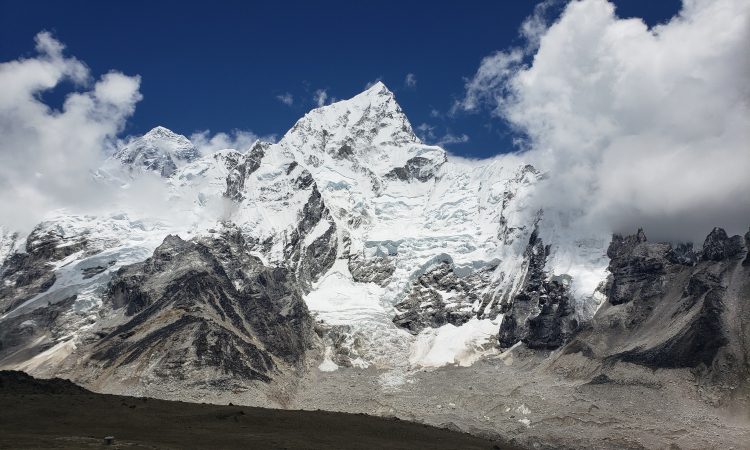 Američan četrta smrtna letošnja žrtev vzpona na Mount Everest