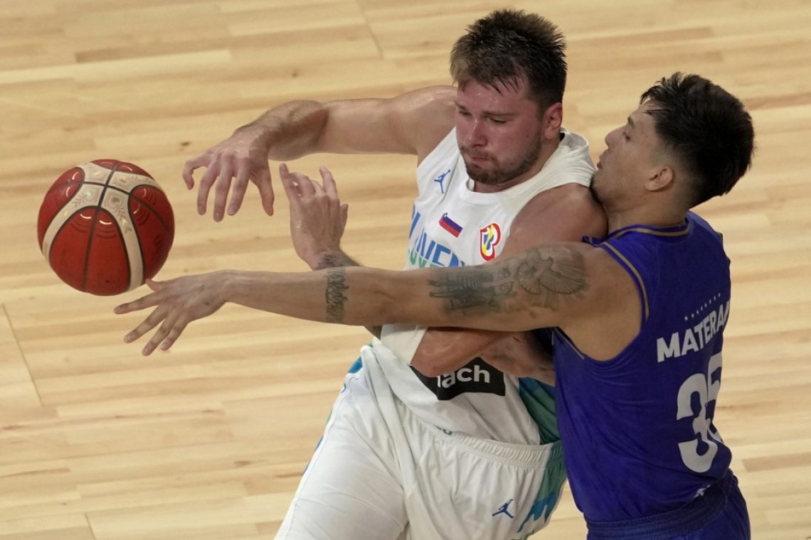 Luka Dončić kapetansko in z rekordom začel svojo pot na SP