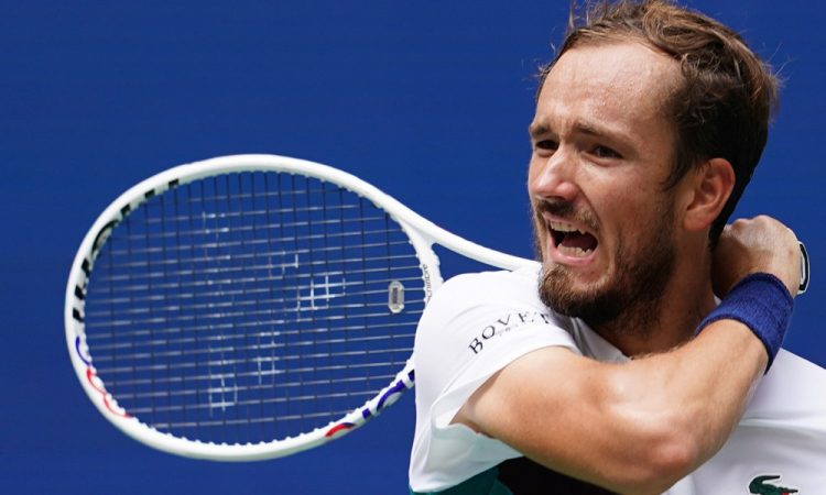 Medvedjev oddal le dve igri, naprej tudi Jabeur 