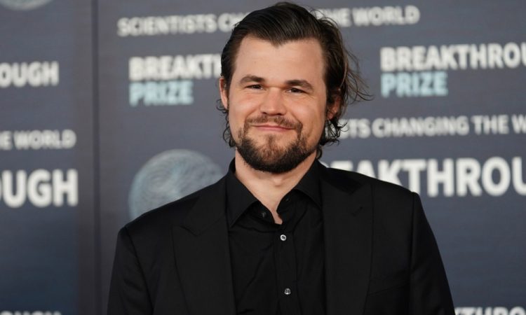 Carlsen tretjič svetovni prvak v hitropoteznem šahu, igranem na spletu 