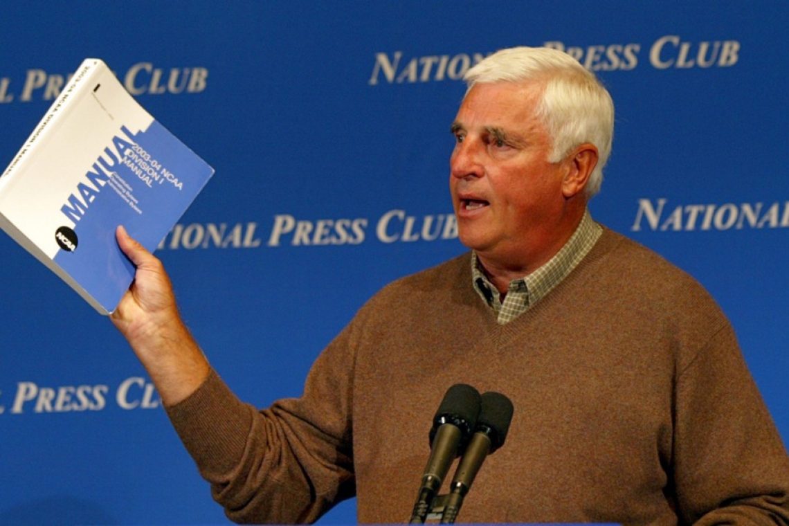 Umrl ameriški košarkarski trener Bobby Knight