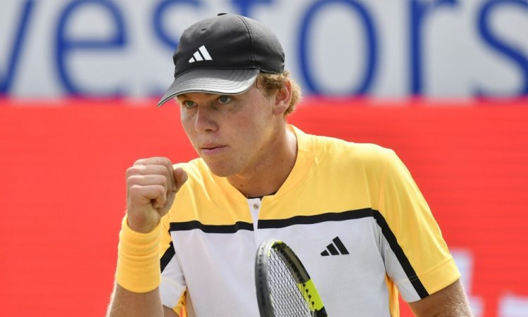 Michelsen in Giron v finalu Newporta 