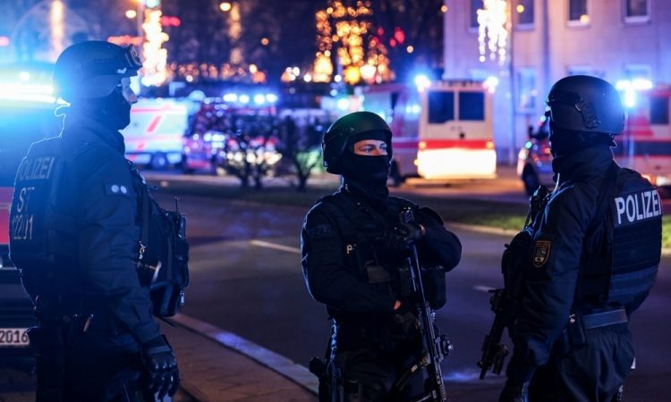 V domnevnem napadu na božičnem sejmu v Magdeburgu najmanj dva mrtva in številni ranjeni