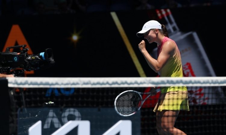 Swiatek ekspresno v osmino finala, Monfils ponovil dosežek Federerja