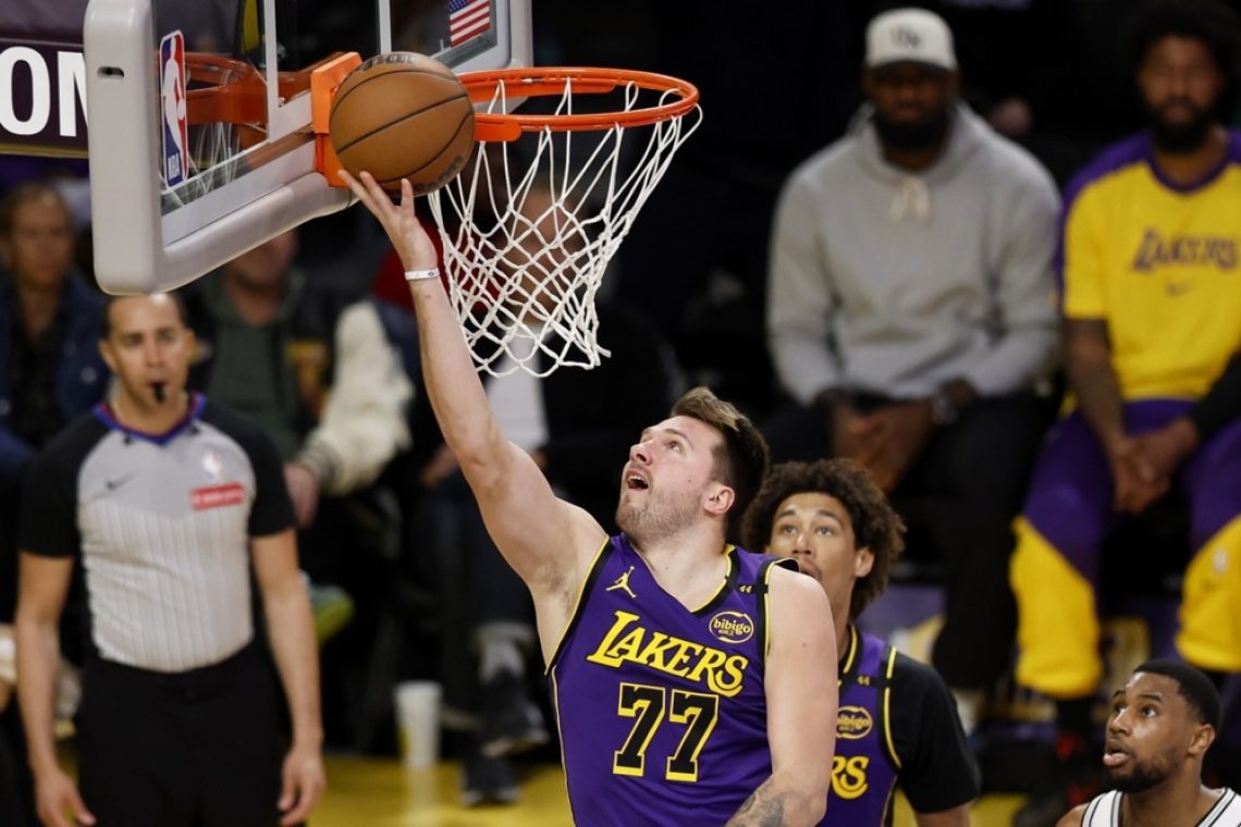 Los Angeles Lakers kljub 32 točkam Dončića izgubili tretjič zapovrstjo