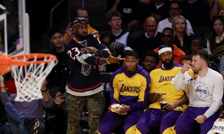 LeBron ob zvoku sirene rešil Lakers in prekinil niz porazov