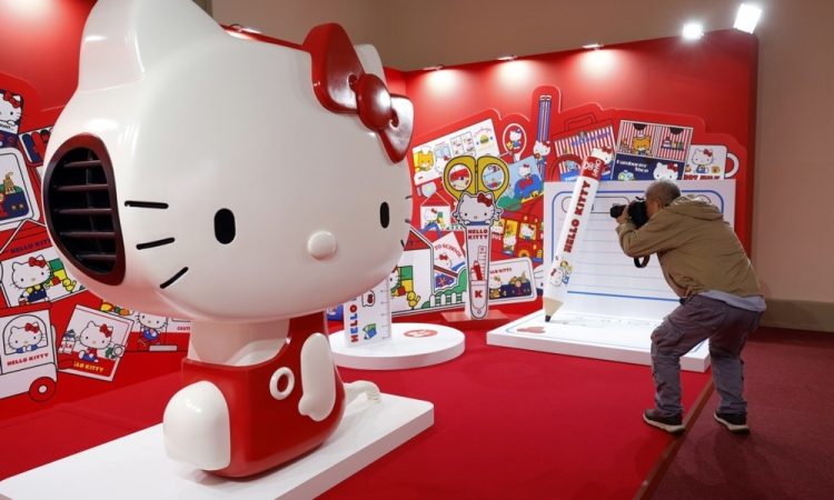 Hello Kitty kot simbol popkulturne preobrazbe Japonske po drugi svetovni vojni