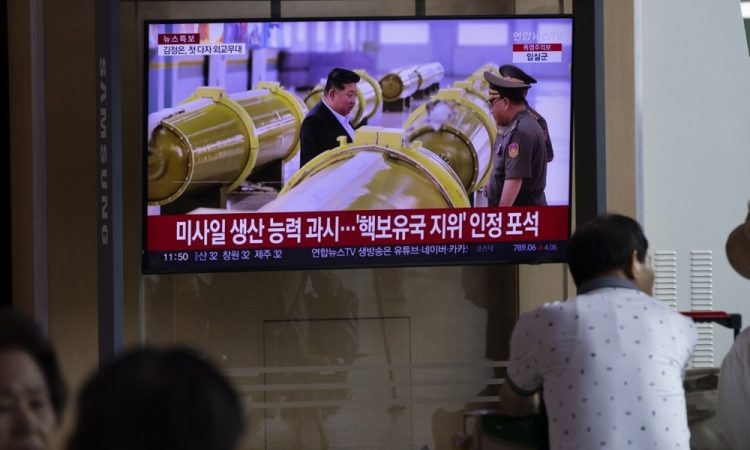 Kim Jong Un s simbolnim obiskom v Pekingu znova išče globalni vpliv
