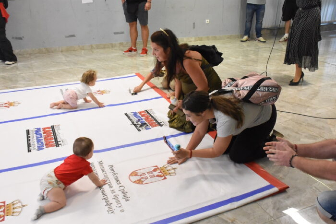 V Beogradu potekalo tekmovanje v puzanju dojenčkov