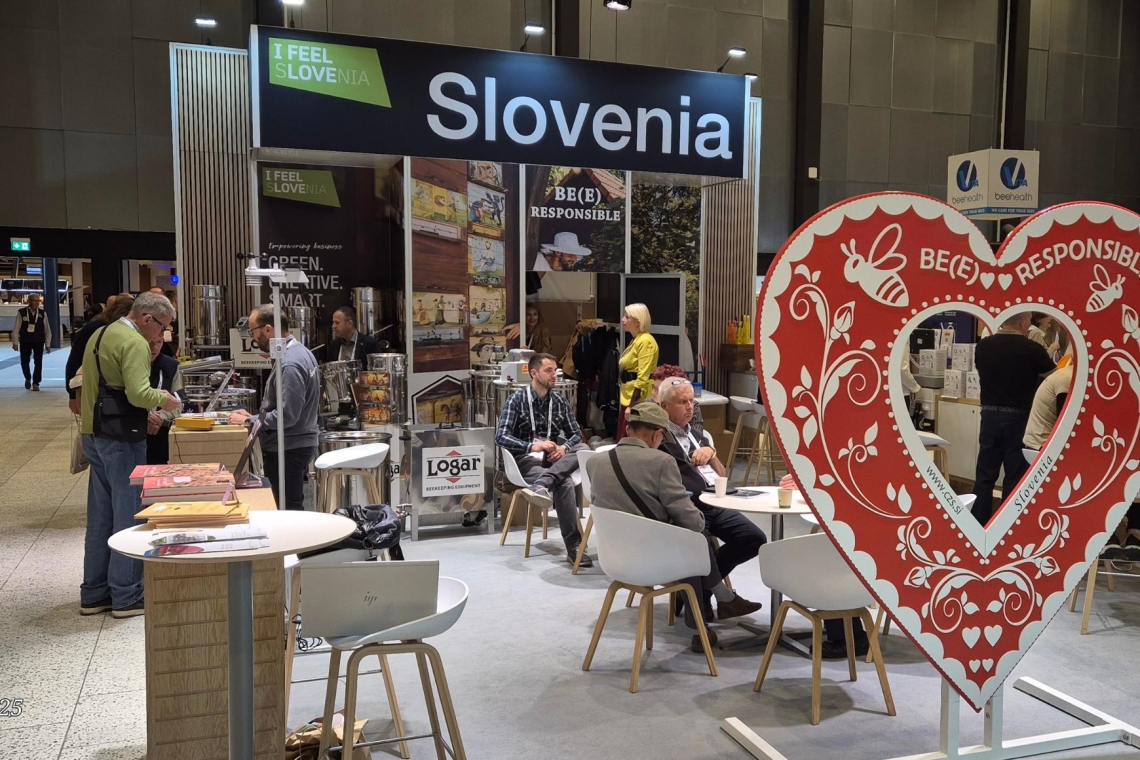 Slovenija na Apimondii osvojila srebrno medaljo za čebelarski razstavni prostor