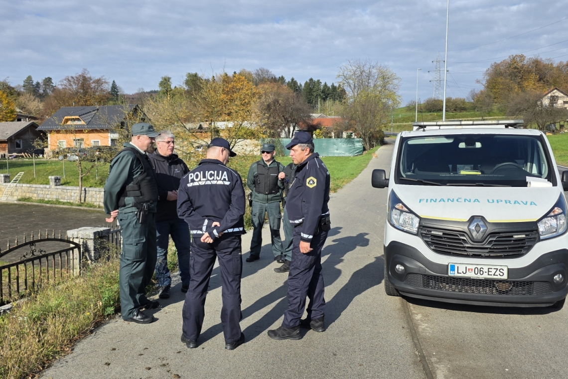 Policija nadaljuje z okrepljeno prisotnostjo v Novem mestu