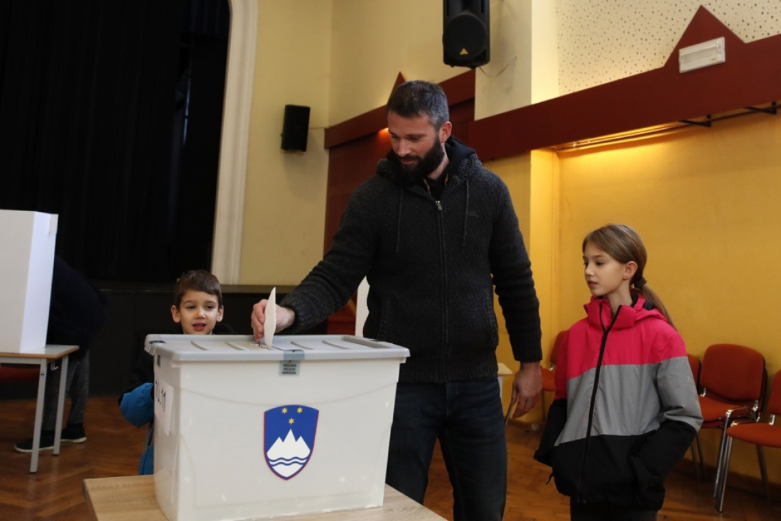 Prve delne številke z referenduma razkrivajo izenačen dvoboj med zagovorniki in nasprotniki zakona
