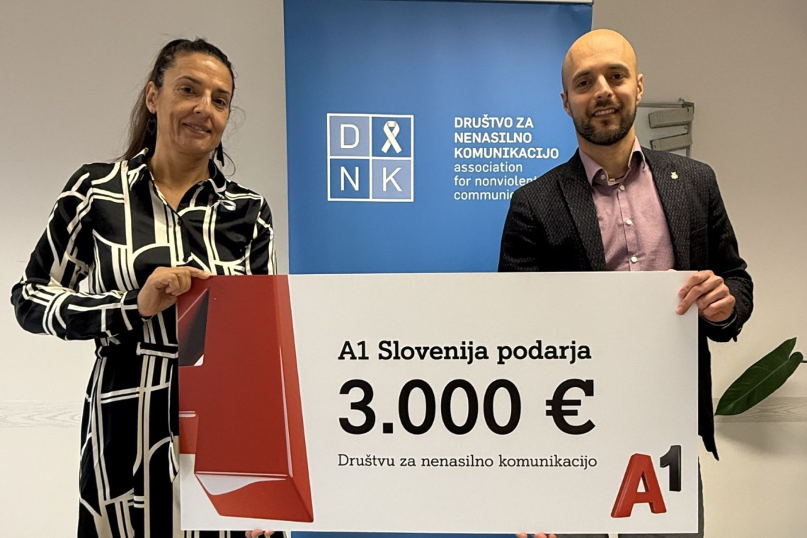 A1 Slovenija z donacijo in toplimi copati v podporo žrtvam nasilja