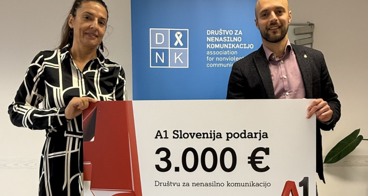 A1 Slovenija z donacijo in toplimi copati v podporo žrtvam nasilja