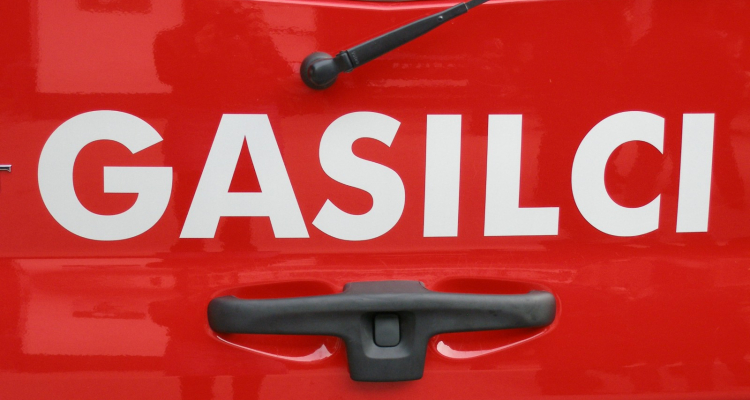 Velik požar skladišča na Letališki ulici gasi več kot 300 gasilcev 