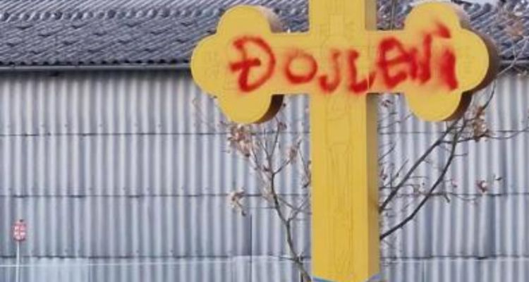 V Kopru poškodovan pravoslavni križ, policija sumi spodbujanja sovraštva