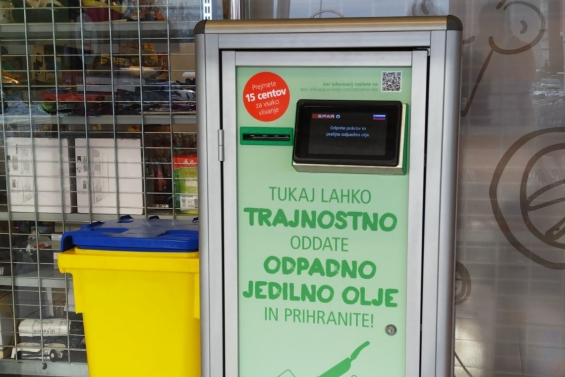 V Kranju nova zbiralnika za odpadno jedilno olje pred trgovinama Spar in InterSpar