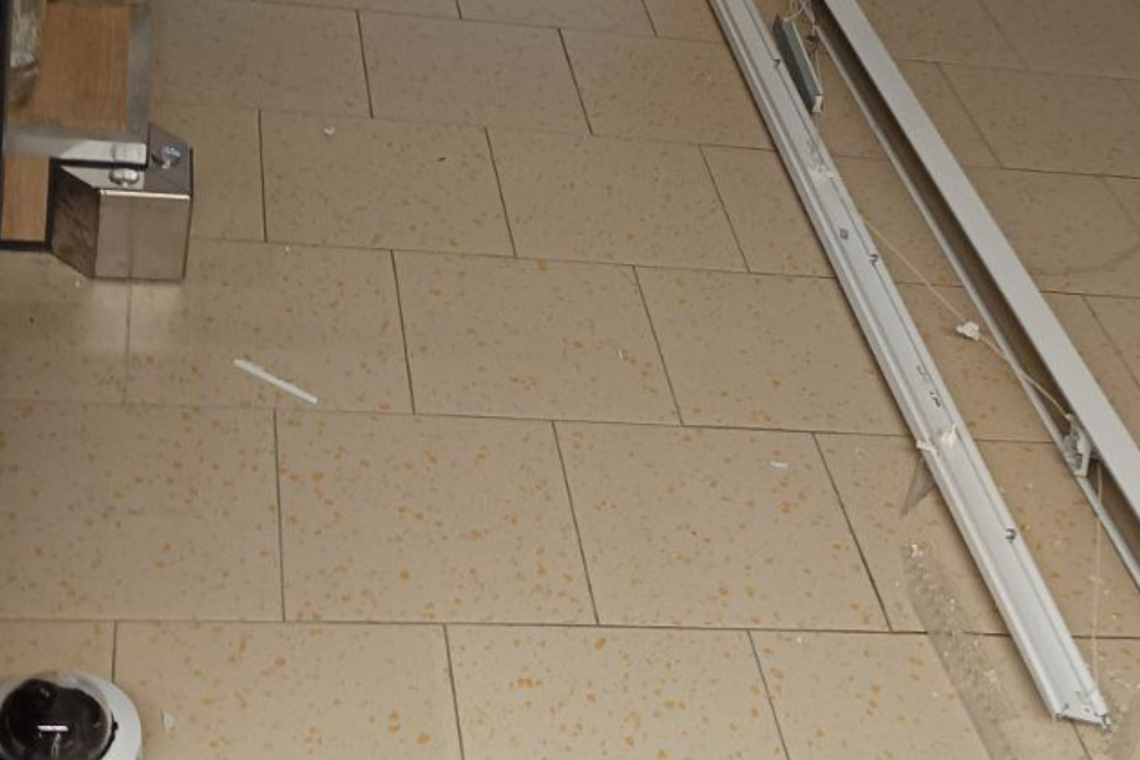Odpadla razsvetljava in kamere v novi trgovini v Kranju