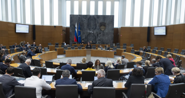DZ potrdil tri nove ustavne sodnike