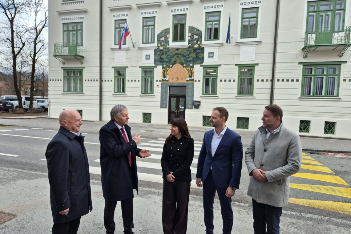 Minister Props napovedal nadaljevanje obnove Čebelice v Radovljici