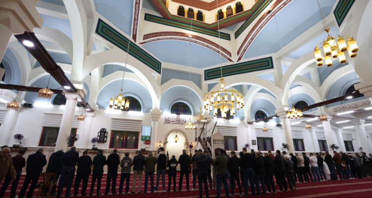 Muslimani po sončnem zahodu začenjajo postni mesec ramazan