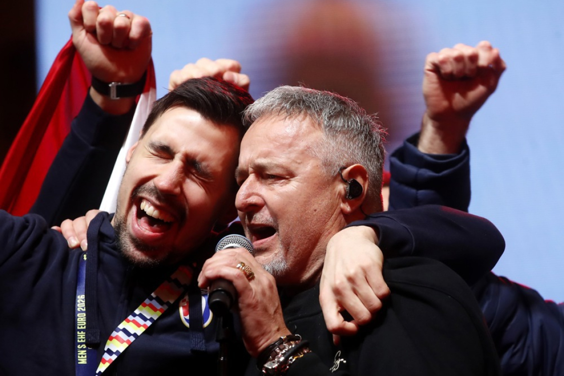 Na konvenciji SDS odmevala prepesnitev Thompsonove skladbe