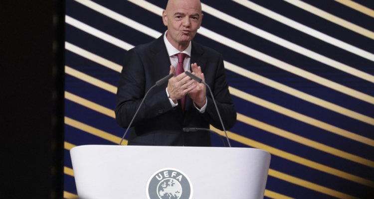 Infantino: Rdeči karton za igralce, ki si med govorjenjem zakrivajo usta