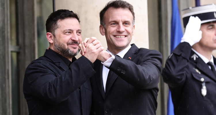 Macron opozarja, da Rusija ne bo dobila oddiha zaradi vojne v Iranu