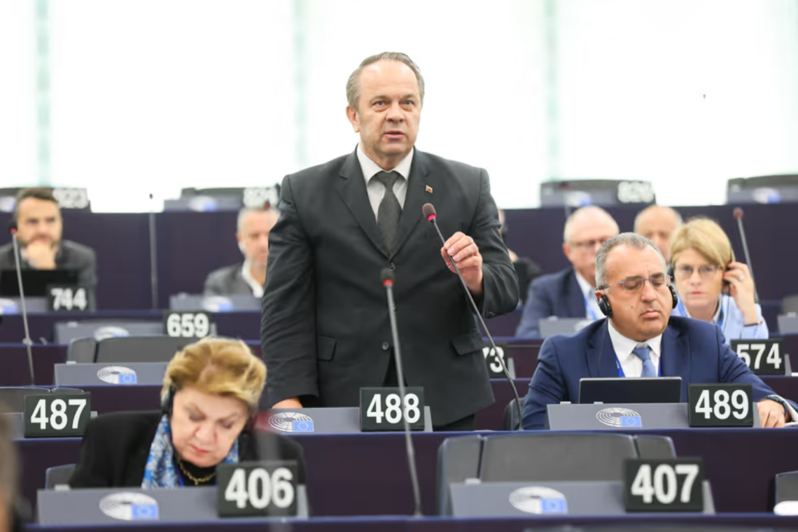 Weber kritičen do Grimsa zaradi srečanja desnih skupin